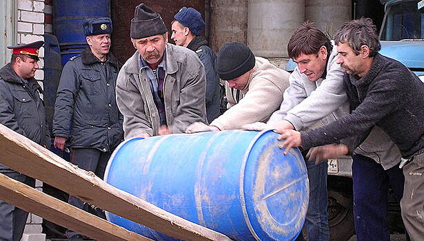 В Казахстане жители воруют спирт после ДТП со спиртовозом