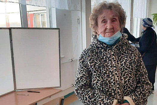 На участке в Петергофе проголосовала 100-летняя избирательница