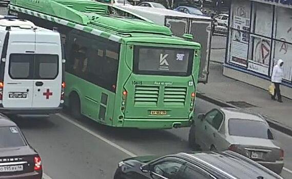 В Курске ищут скрывшегося с места ДТП водителя, врезавшегося в «Волгабас»