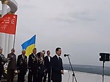Нардеп Дунаев выступил на праздничном митинге в Луганской области на фоне Знамени Победы