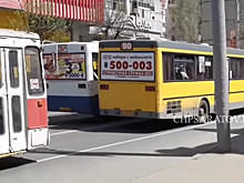 Водители саратовских автобусов в конкурентной борьбе перекрыли дорогу троллейбусу