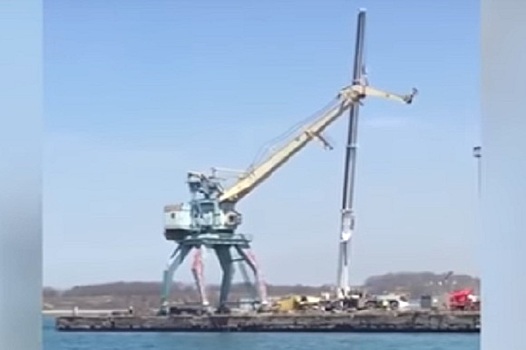 Портовый строительный кран упал на дальневосточном заводе «Звезда»