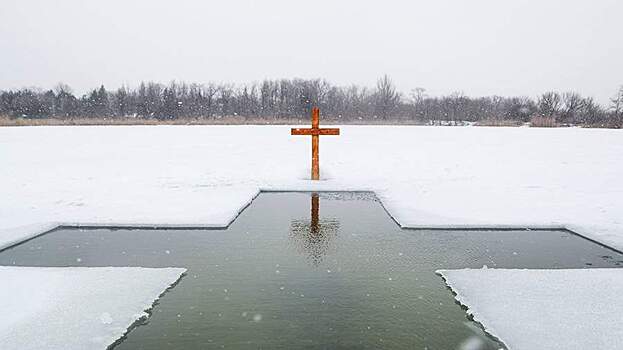 Пьяный мужчина не смог окунуться в озеро на Крещение и напал на полицейского