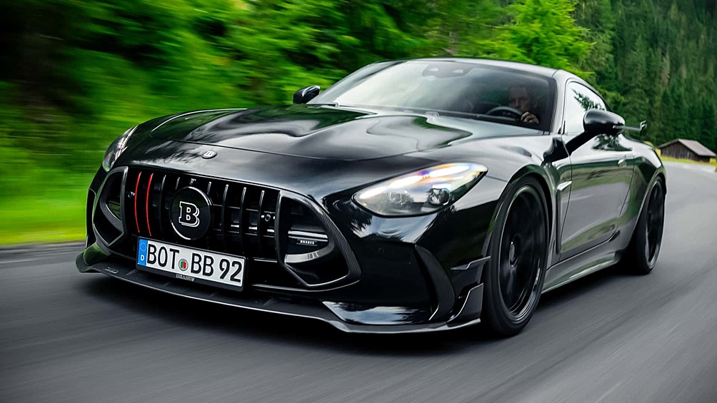 Немецкое тюнинг-ателье Brabus вывело Mercedes-AMG GT 63 SE Performance на новый уровень, создав версию с фантастической мощностью 1 000 л.с. Этот монстр сочетает переработанный 4,5-литровый V8 с двойным турбонаддувом (796 л.с.) и электромотор на задней оси (204 л.с.), которые выдают суммарный крутящий момент 1 820 Н·м. Разгон до 100 км/ч занимает всего 2,6 секунды, а максимальная скорость ограничена на отметке 320 км/ч.