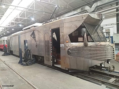 Тюнинг трамвая: Tatra KT4 превращают в бронированную крепость на колёсах