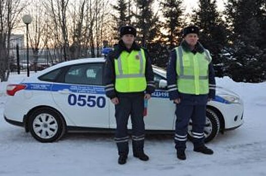 Инспекторы ДПС помогли семье, застрявшей в мороз на алтайской трассе