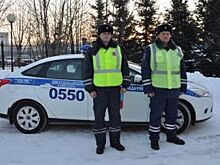 Инспекторы ДПС помогли семье, застрявшей в мороз на алтайской трассе