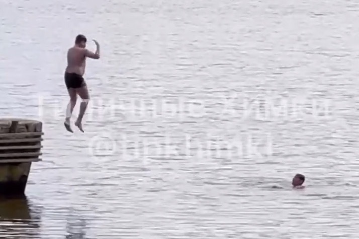 Жители Подмосковья открыли купальный сезон и попали на видео