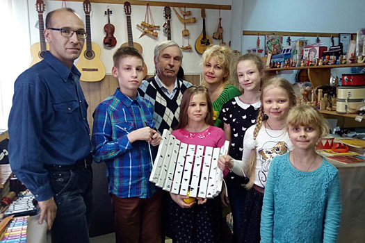 Юные крюковские артисты посетили мастерскую музыкальных инструментов
