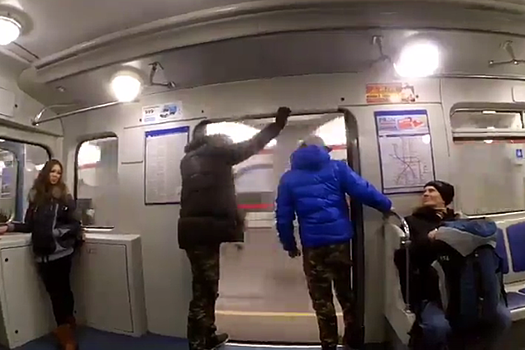 Блокировавших дверь поезда в метро Петербурга найдет полиция