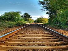 В Приморье пассажир не стал ждать свой поезд и поехал на грузовом