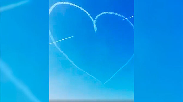 ВВС Ливии нарисовали огромное сердце в небе над Триполи: видео