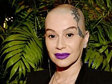 Депортированная из России и известная русофобией Наргиз продает песни в интернете