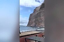 Обрушение скалы рядом с туристами сняли на видео