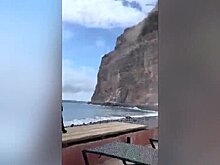 Обрушение скалы рядом с туристами сняли на видео