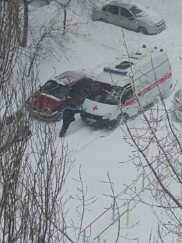 Автомобили скорой помощи застревают в снегах Саратовской области
