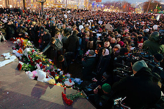Более 12 тысяч человек в Москве почтили память погибших в Кемерово