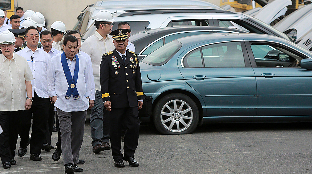 Президент Филиппин Родриго Дутерте перед торжественным уничтожением конфискованных автомобилей во дворе таможенной службы Филиппин в Маниле, 6 февраля 2018 года