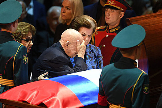Терешкова и Леонов выступили на похоронах Кобзона