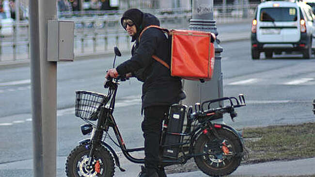 Служба доставки выплатит 1 млн рублей пермячке, на которую наехал курьер