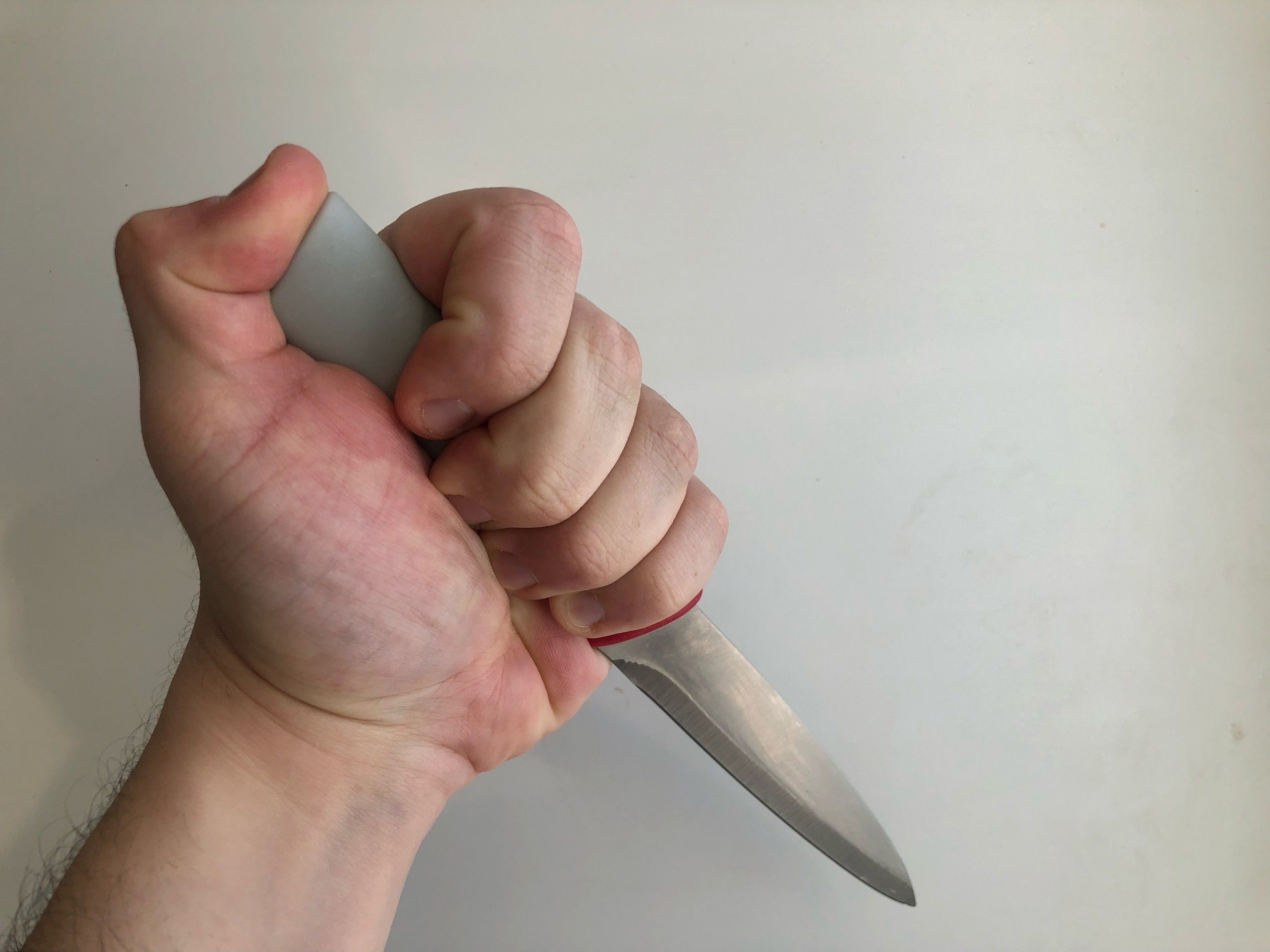 Подростка ограбили с помощью кухонного ножа из-за пива в Костроме