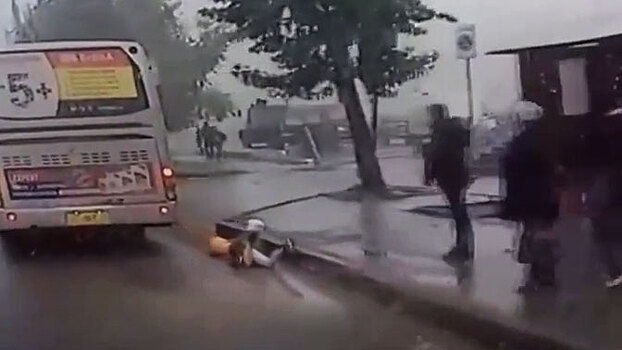 Водитель автобуса в Кирове зажал в дверях ребенка и начал движение: видео