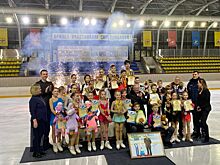 Легенда советского фигурного катания наградил призеров турнира в «Москвиче»