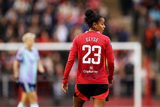 «МЮ» пытался отправить в аренду футболистку Жейзе, которая улетела в Бразилию на похороны брата. Об этом заявил ее агент: «Клуб ясно дал понять, что не рассчитывает на нее»