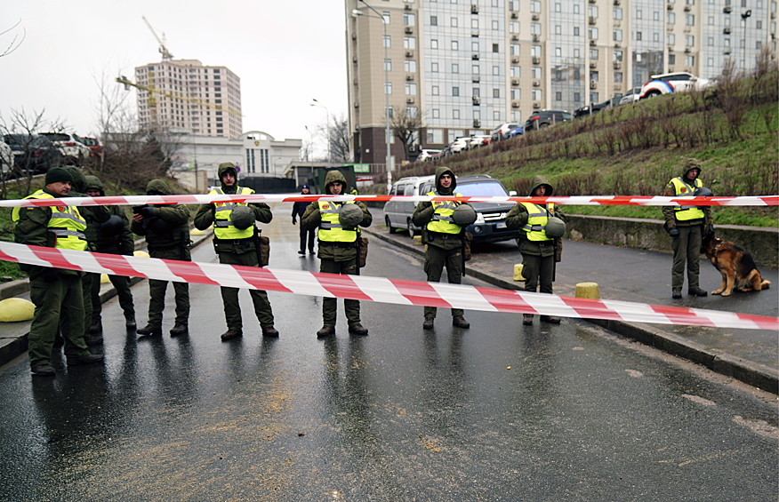 На прилегающих к консульству улицах расположены около 10 автобусов с полицейскими и бойцами национальной гвардии. Кроме того, возле здания консульства дежурят несколько автомобилей скорой помощи и пожарных.