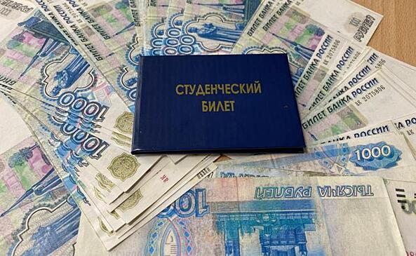 40 студентов Курска получат стипендии от администрации города