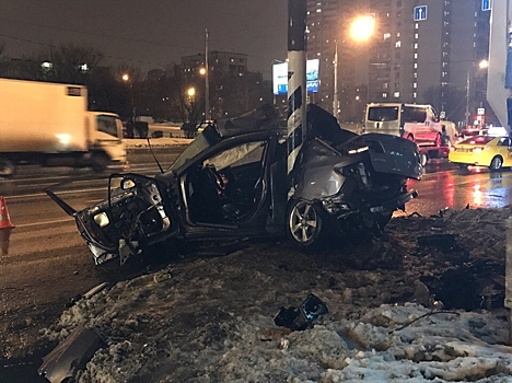 Водитель чудом остался жив после столкновения со столбом в Москве