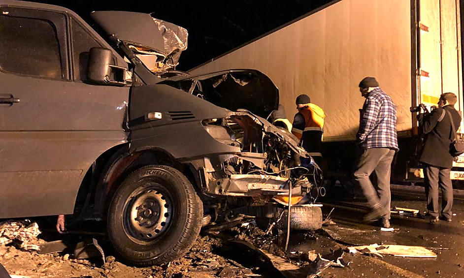   В результате столкновения микроавтобуса Mercedes и фуры Volvo на трассе в Псковской области восемь человек погибли, двое госпитализированы с травмами. Об этом со ссылкой на УМВД России по региону сообщает ТАСС.