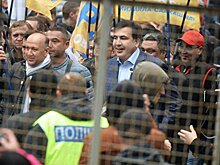 В центре Киева начались столкновения между протестующими и полицией