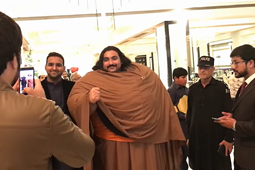 430-килограммовый житель Пакистана пообещал стать современным Гераклом