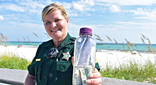 Сотрудник полиции нашла на пляже бутылку с порошком, деньгами и запиской, после прочтения, полицейская расплакалась
