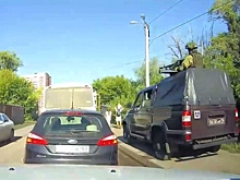 Колонна армейской техники объехала пробку по тротуару в Самаре