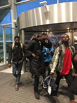 Бомжующие в России нигерийцы снова застряли в аэропорту