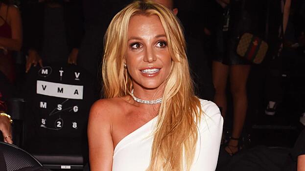 Бритни Спирс показала обнажённую грудь во время откровенного танца в прозрачном боди: видео