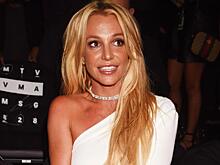 Бритни Спирс показала обнажённую грудь во время откровенного танца в прозрачном боди: видео