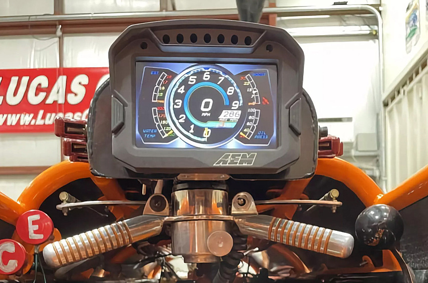 Смол-блок Chevrolet V8 оснащён наддувом и сочетается с трёхдиапазонным автоматом Ford C4. Передние колёса располагаются одно за другим, а тормоза Wilwood снабжены четырёхпоршневыми суппортами. Внутри нет никаких атрибутов комфорта, а управлять машиной можно посредством рукояток.