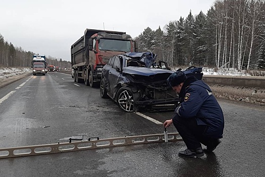 На Урале беременная пассажирка Mercedes пострадала в ДТП с двумя грузовиками