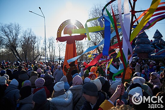 Проводили Масленицу с хохотом и блинами: омское пиршество на опушке весны