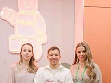 Актер Сергей Романович впервые за долгое время вышел на публику с семьей