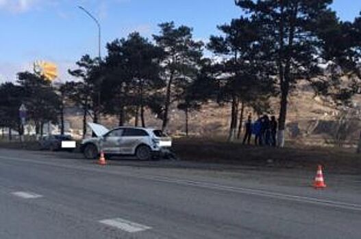 Под Пятигорском столкнулись внедорожник и легковушка, одна пострадавшая