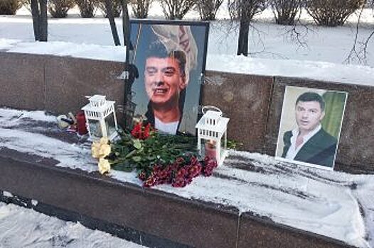 В Екатеринбурге сегодня проходит вахта памяти Бориса Немцова