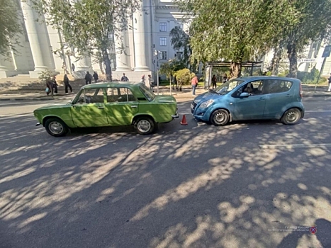 В центре Волгограда 51-летняя автоледи на иномарке врезалась в ВАЗ