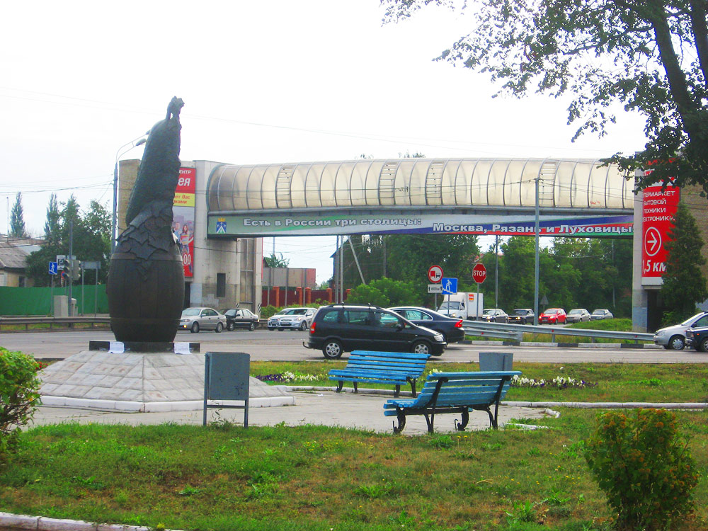 Памятник огурцу-кормильцу, Луховицы, Московская область, Россия, Европа