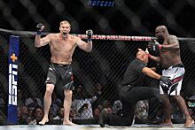 UFC 277: Пенья — Нуньес, Сергей Павлович — Деррик Льюис, ранняя остановка боя, реакция бойцов Нганну, Кормье, Олейника