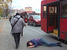 Заснул и выпал. Пассажир автобуса парализовал работу маршрута в Казани