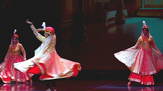 Индийские танцоры на гастролях в России